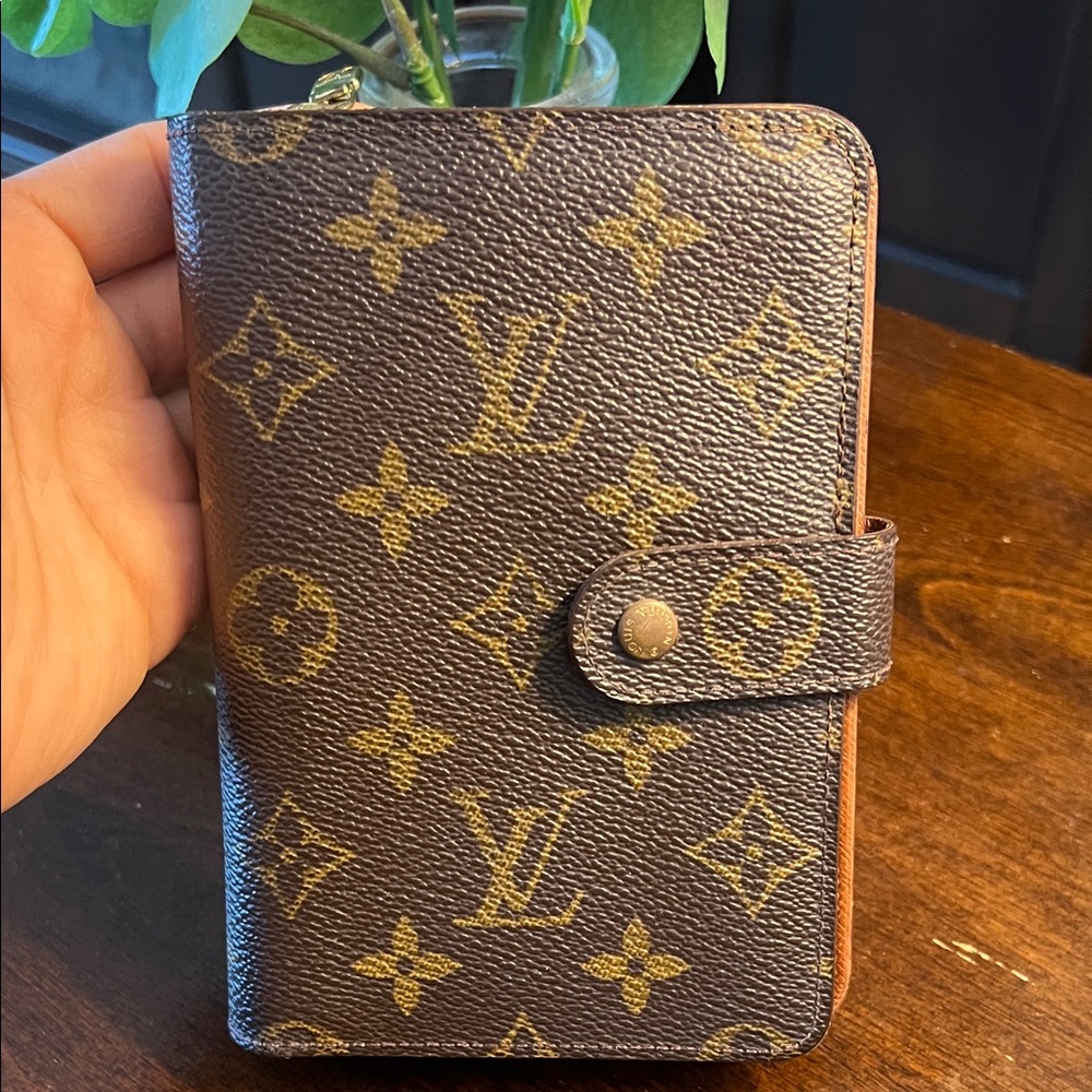 Authentic Vintage Louis Vuitton Monogram Card Wallet - Picture 4 of 17